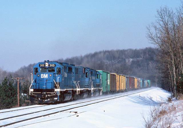Photo of A matched set of GP40s lead an eastbound out of Mechanicville