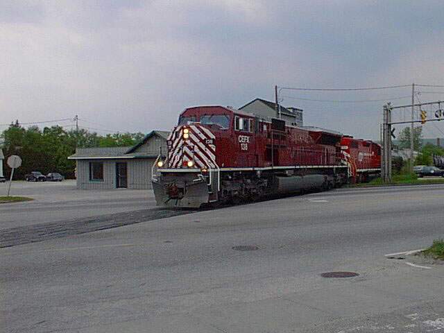 Photo of CEFX 138 at the GMRC US 7 crossing