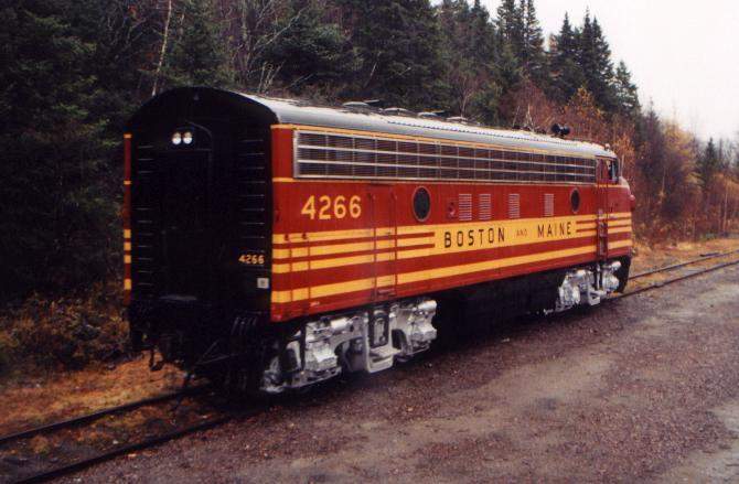 Photo of B&M 4266 runs around the train at Fabyans.