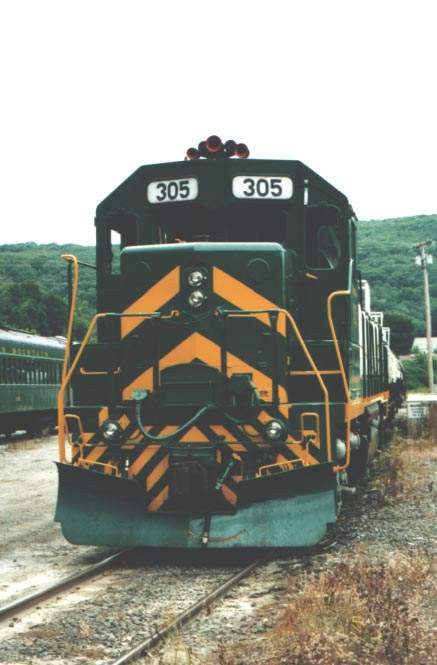 Photo of GMRC GP40 305 in Bellows Falls, VT
