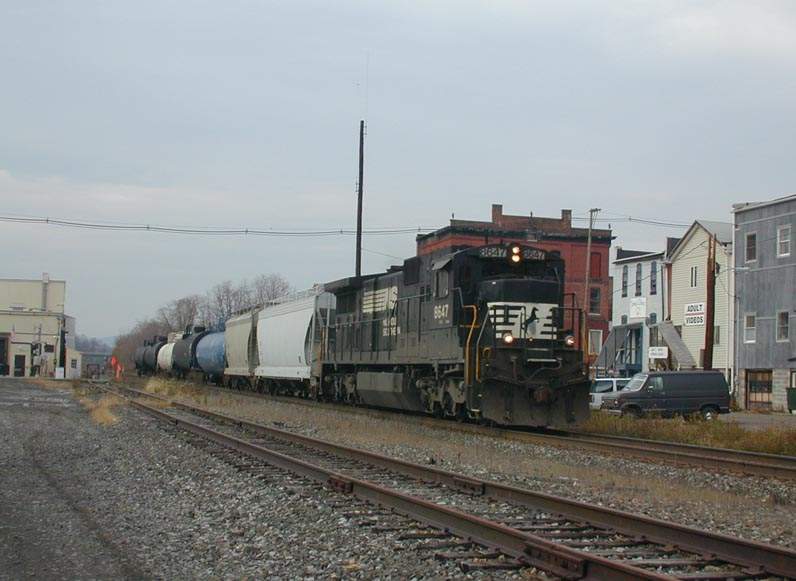Photo of NS eastbound local at Waverly, NY on November 16, 2001