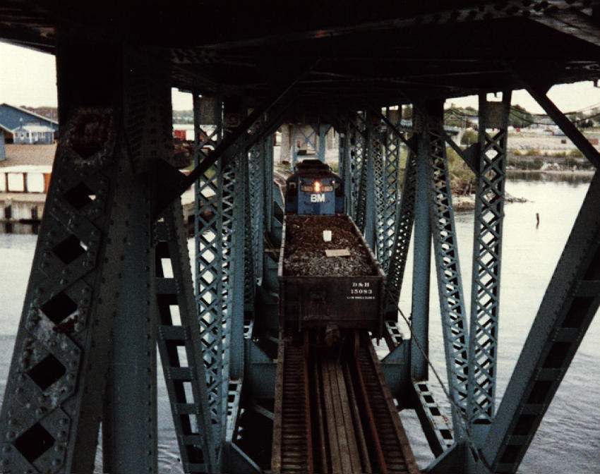 Photo of B&M spots gondola car on IBA bridge in Portsmouth, NH 1987