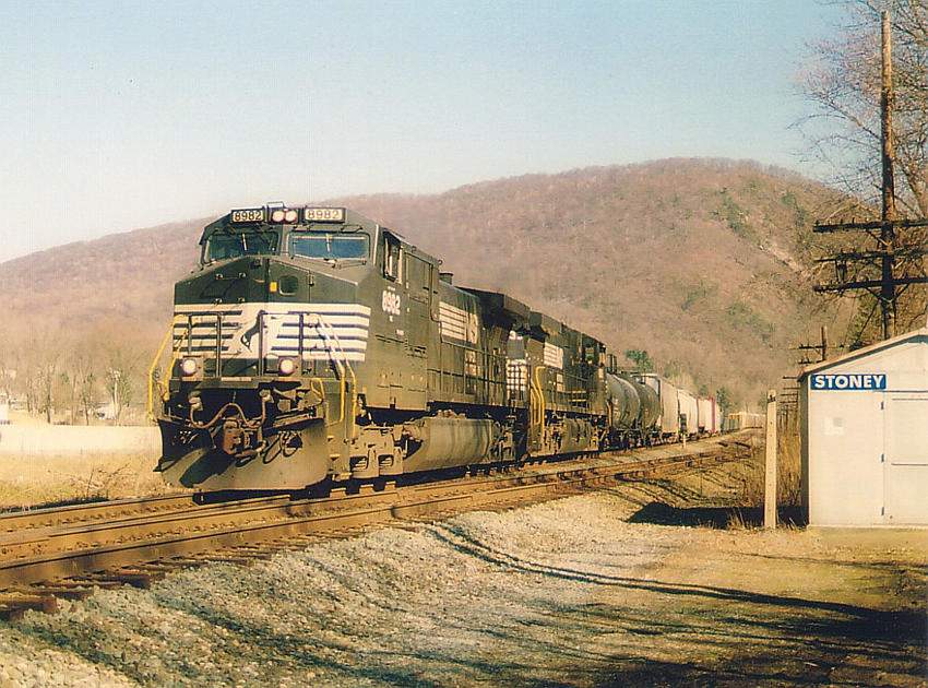 Photo of NS C40-9W's north of Harrisburg , PA