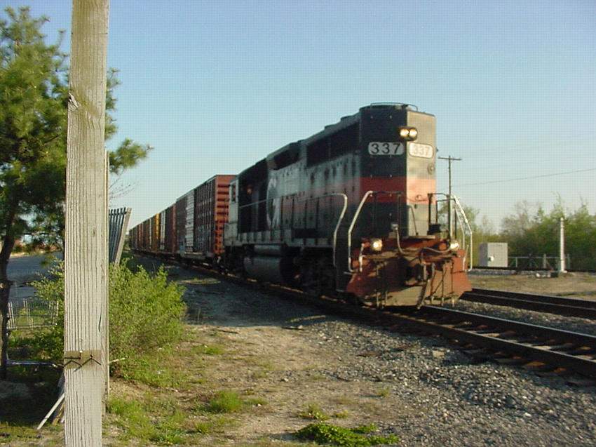 Photo of Switcher 8 passing CPF 196 in Portland