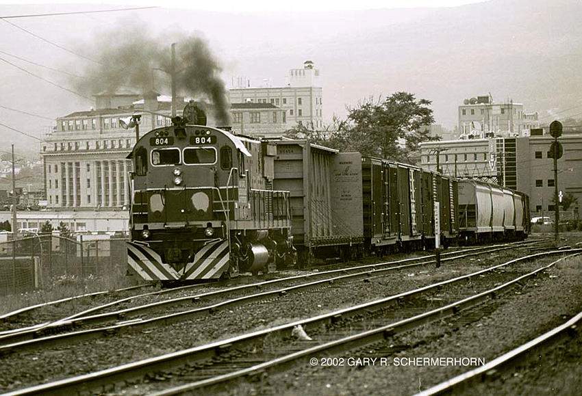Photo of MA&N C425 '804' switching at Scranton Pa on 6-28-02