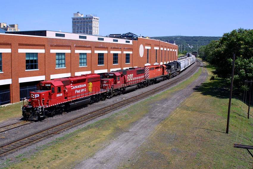 Photo of Grain Train with CP runthrough power at Scranton, PA.