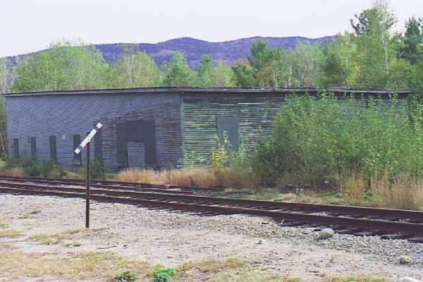 Photo of Bartlett Round House: This is the mainline side back of the facility.