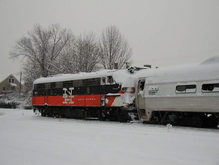 Photo of FL9 2023 (ex New Haven 2057) arrives at Connecticut Easter Railroad Museum