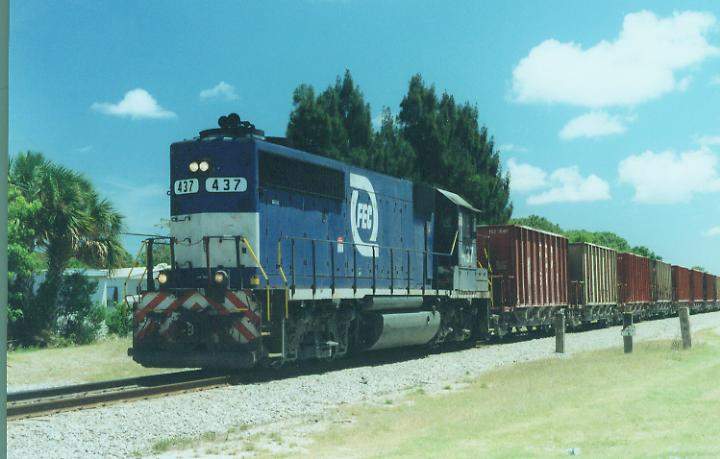 Photo of Train #920 with GP40-2 #437 at Palm Shores, FL