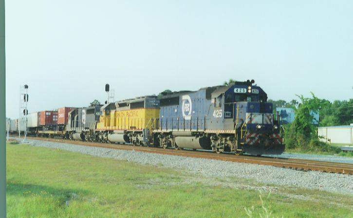 Photo of GP40-2's & SD40 southbound at Woodlawn, FL