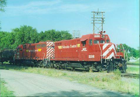 Photo of GP7u #2106 & GP38m #4202 sit next to the UP at Central City, NE.