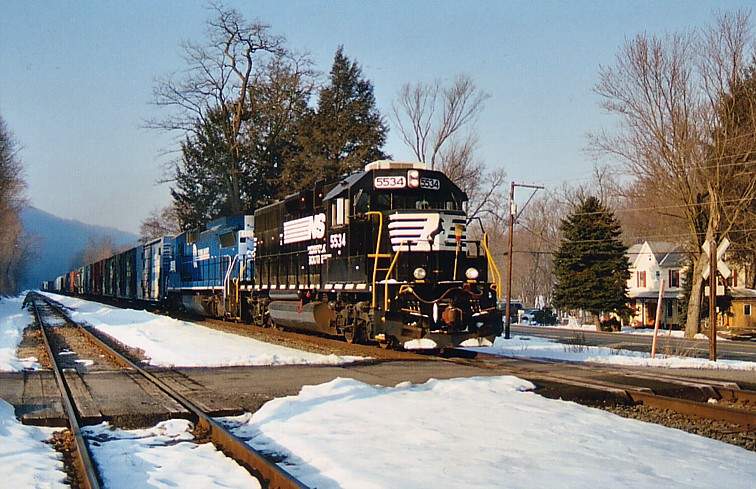 Photo of NS train H2W