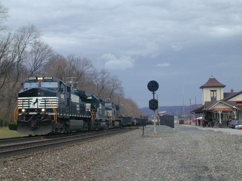 Photo of Eastbound Norfolk Southern freight train at Lewistown, Pa.