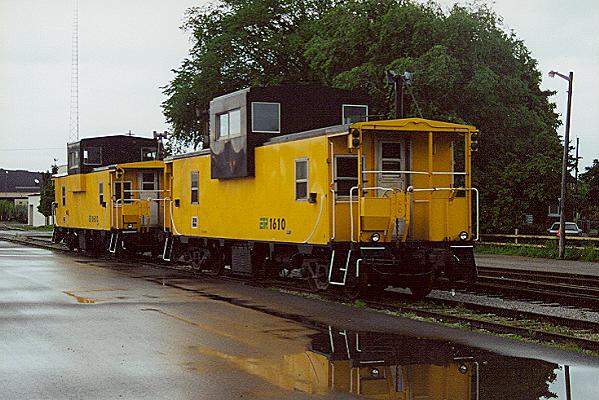 Photo of Essex Terminal Cabooses #1600 & 1610 at Windsor, ON.
