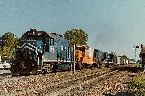 Photo of MP GP38-2 #2047 leads IC and MP units north at Gurdon, AR.
