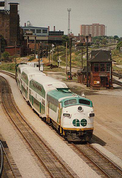 Photo of F-7A #904 westbound at Bathurst St, Toronto, ON.