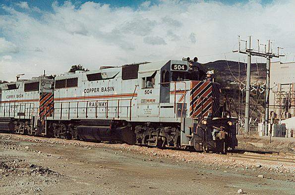 Photo of GP39 #504 eases it's train through the dumper at Hayden, AZ.