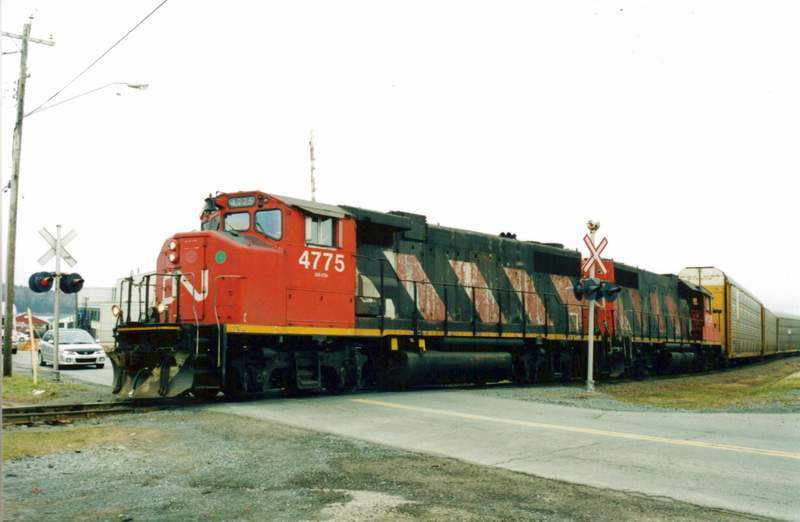 Photo of CN 4775 approaches Dartmouth Autoport April 2003