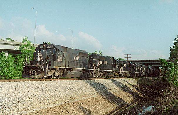 Photo of SD40-2 #6107 & 6101 lead a nb off the Mobile line at Jackson, MS.