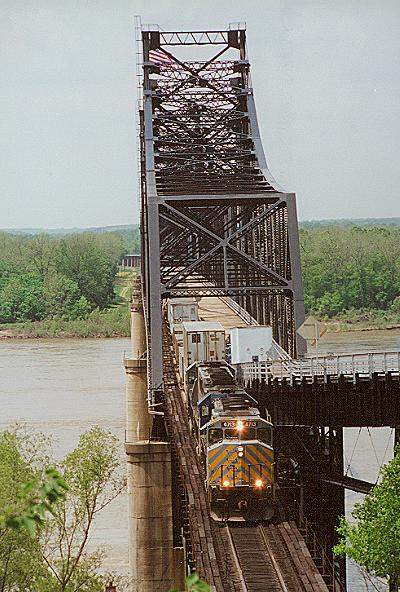 Photo of KCS GP40-2W #4713 with an e/b on the huge Mississippi River bridge at Vicksburg.