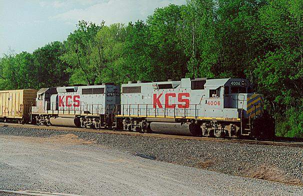 Photo of GP38-2 #4006 & GP40 #4763 switch the yard at Pearl, MS.