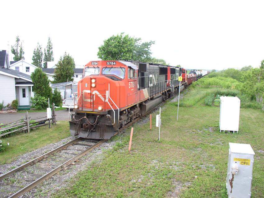 Photo of 5784 leading a train into Chambord, Que
