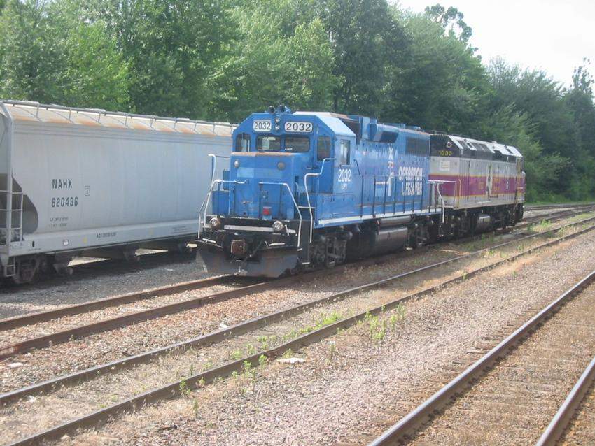 Photo of LLPX 2032 MUed with the 1033 on the east side of Fitchburg yard