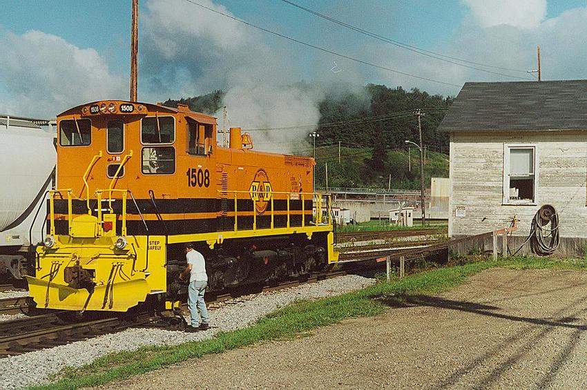Photo of SW1500 #1508 switching the yard at Johnsonburg, PA.
