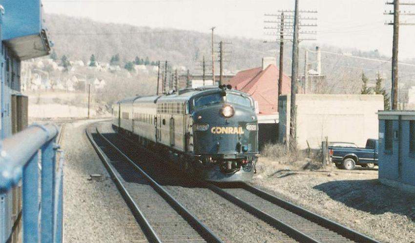 Photo of CR #4020 heads up the business train at Little Falls, NY