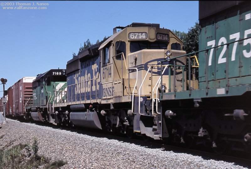 Photo of BNSF SD-40-2 #6714 mid-consist on Q-410