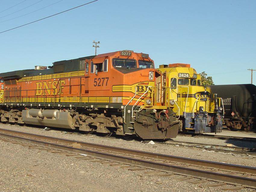 Photo of BNSF 5277 and BNSF 2424 Side-by-Side