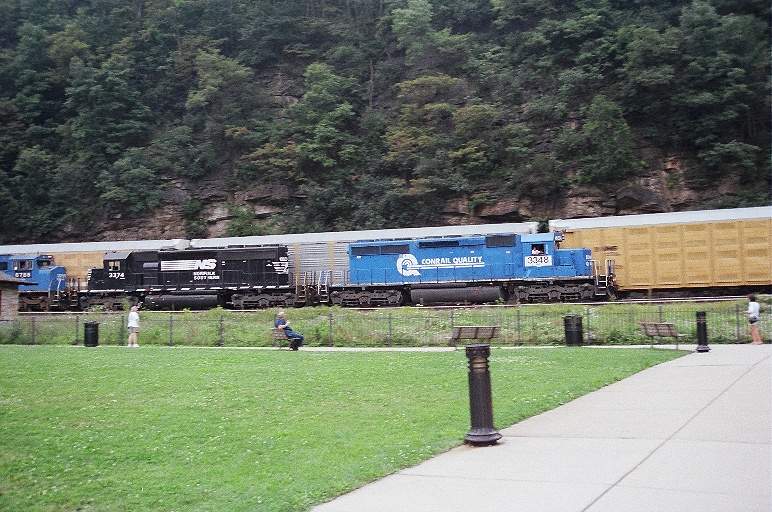 Photo of Passing Trains at Horseshoe