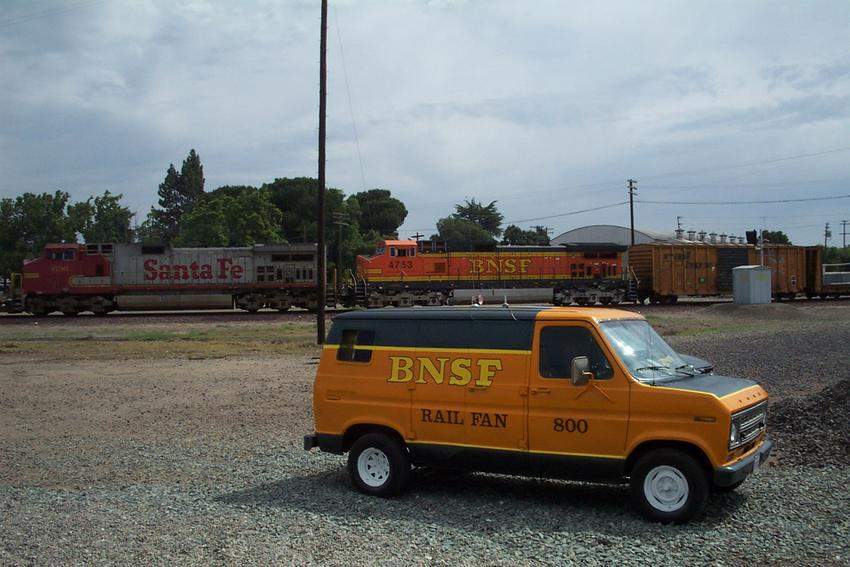 Photo of BNSF 4753 & ATSF 696 & Railfan Van