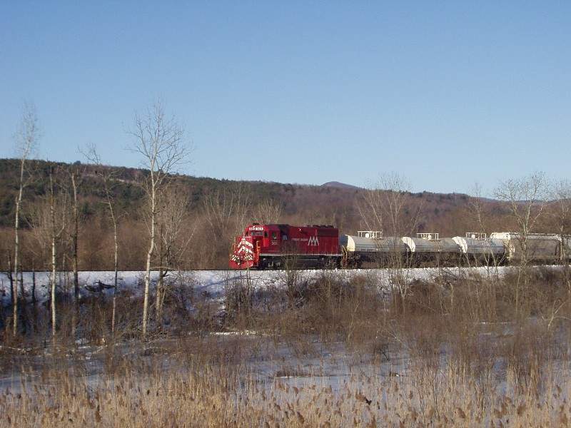 Photo of Train MDRD with Vermont Railway 303 heading south into Center Rutland.
