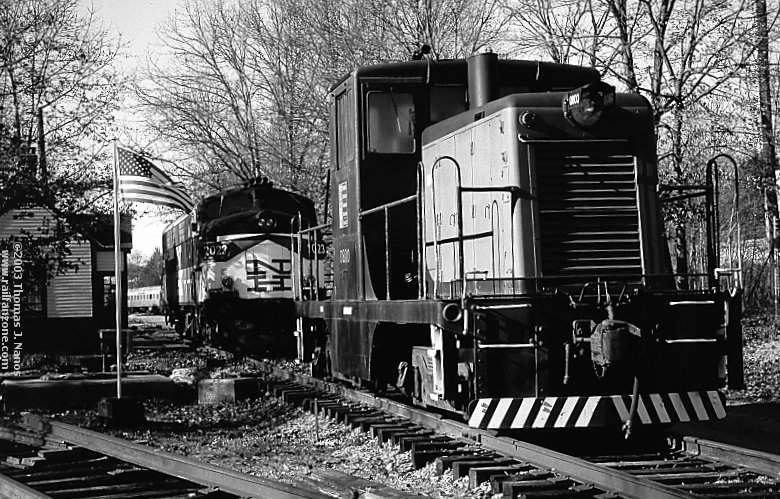 Photo of Connecticut Eastern RR Museum's 44tonner #0800 and FL-9 #2023