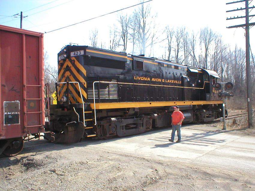 Photo of ALCo C424M 423 heads a short work train, seen at Alfred, NY