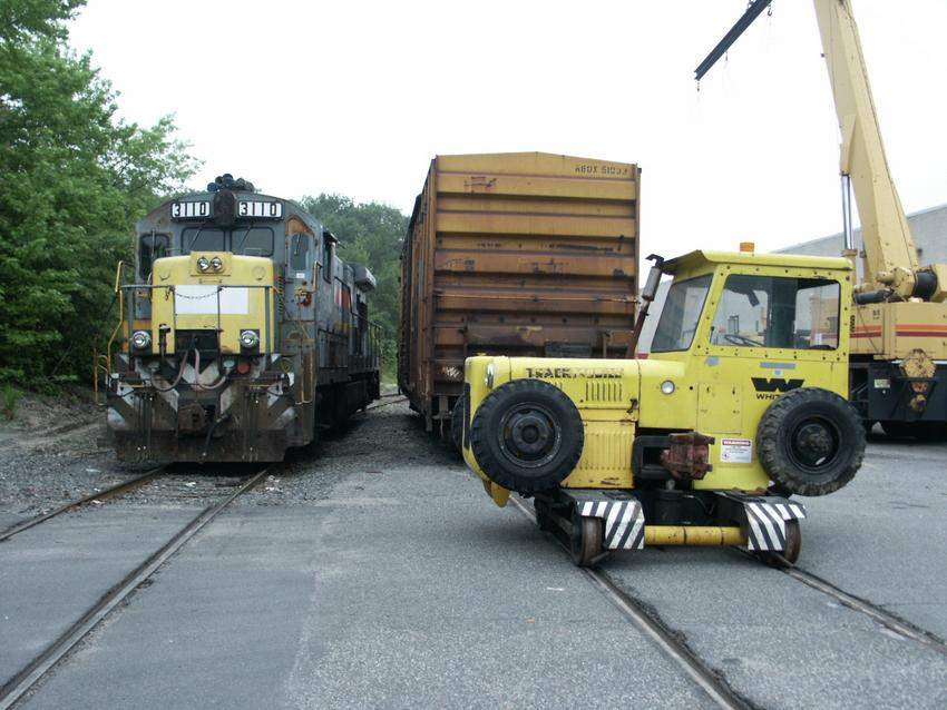 Photo of Raritan Central poses next to visiting 5 TM trackmobile