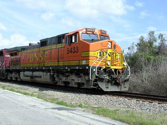 Photo of BNSF Dash8-44CW 5433 passes through Central Florida