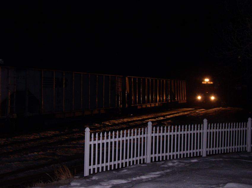Photo of MEC GP40 377 slows to a stop in Gardner