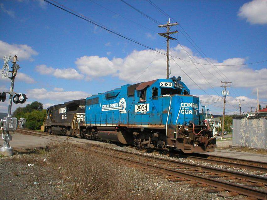 Photo of Conrail GP38 2934 and an NS GE unit head towards the Alstom plant in hornell.