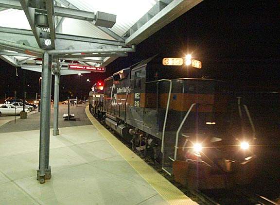 Photo of FI-2 pulls MBCR #433 into Fitchburg Station