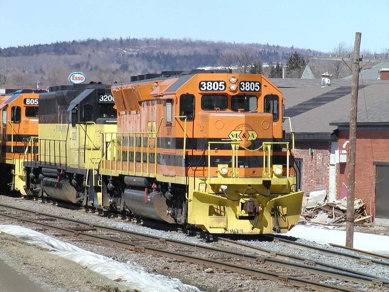 Photo of Imposing view of SL&A GP40-3 3805 at Richmond,Quebec