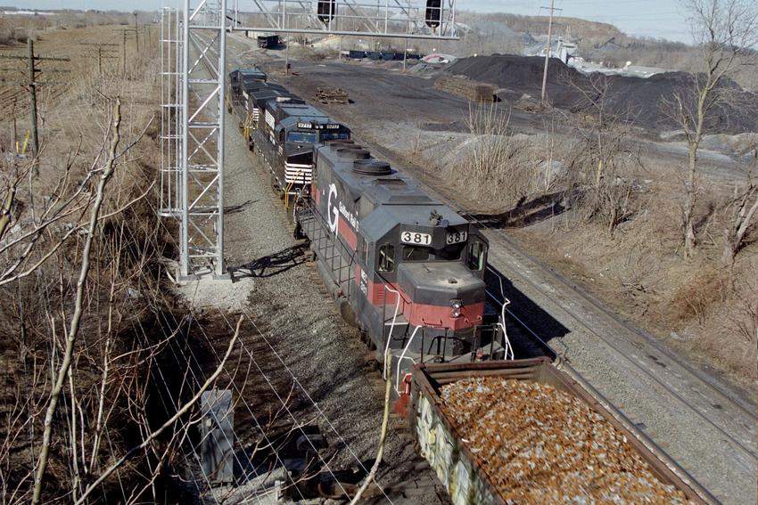Photo of MEC 381 on NS's Harrisburg Line