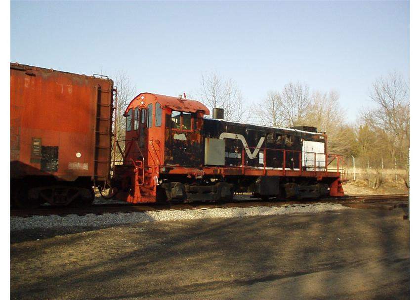 Photo of CV #8081 with boxcar in Willimantic, Conn.
