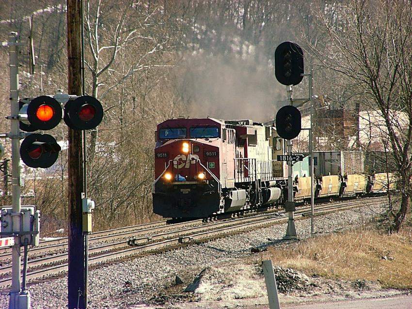 Photo of CP 9511 approaches Rock Cut Road