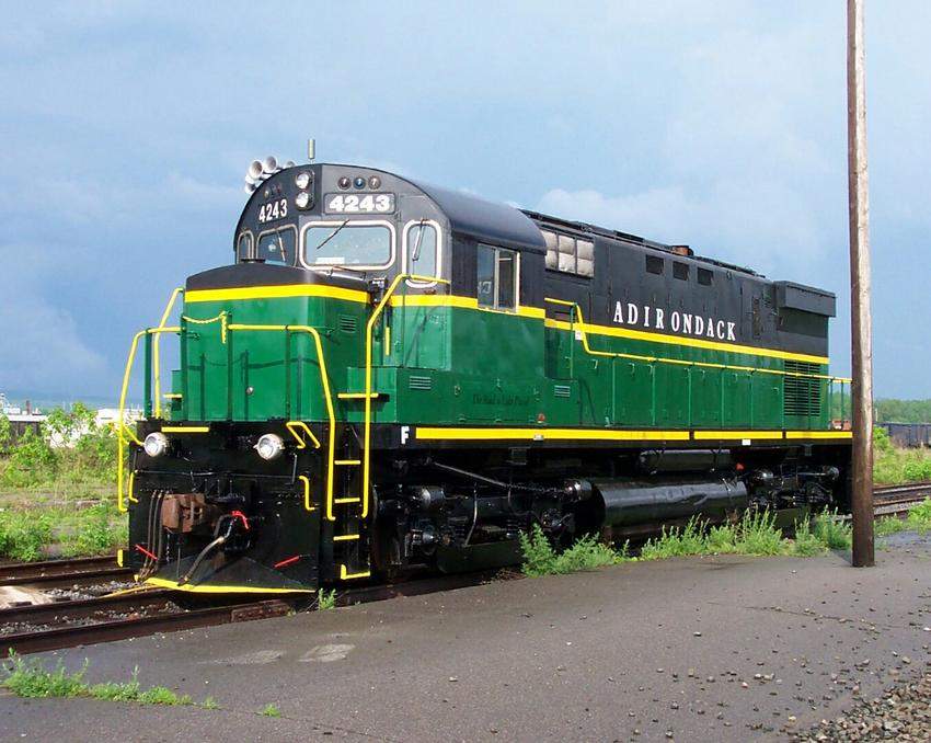 Photo of Adirondack Scenic Cen 424 in new paint for 2004