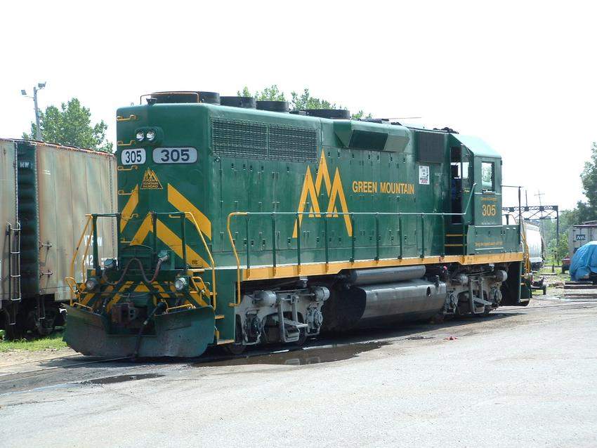 Photo of GMRC 305 in the Vermont Rail System Burlington yard