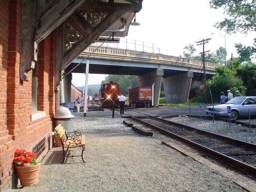 Photo of NH RS3 529 approaching Thomaston, CT Station