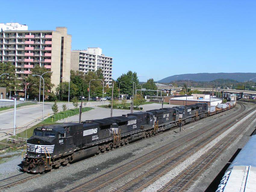 Photo of NS 9610 leads a container train