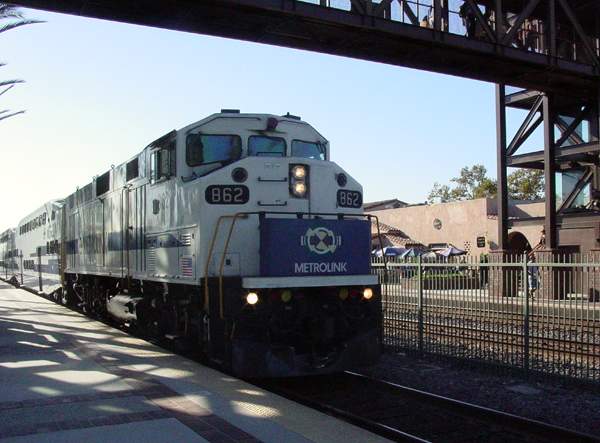 Photo of Metrolink #862 arrives in Fullerton, CA